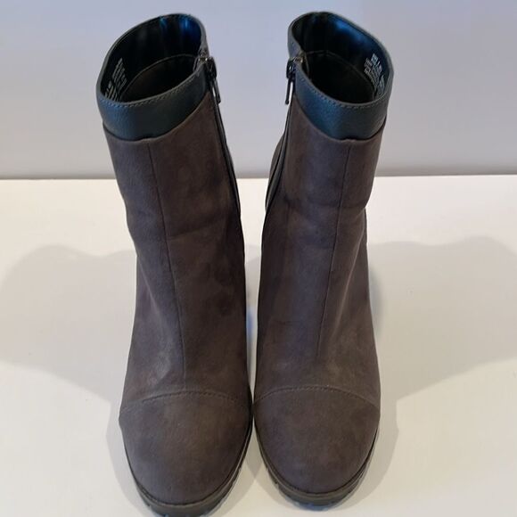 Juicy couture heeled boots in a size 8 medium with approximately a 4 inch heel - Picture 2 of 8
